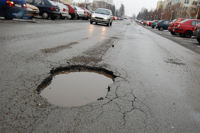 Díra v silnici v ulici Na Radouči v Mladé Boleslavi