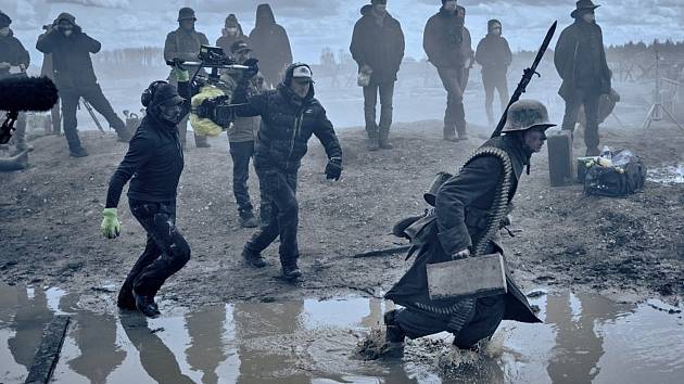 Z natáčení velkofilmu Na západní frontě klid. Film vznikal v několika lokacích Středočeského kraje včetně Milovic.