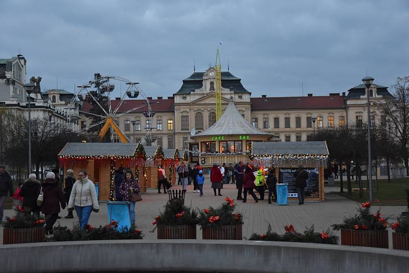 Mladá Boleslav - Adventní trhy s historicky největší světelnou výzdobou a ruským kolem začaly v Mladé Boleslavi v pátek odpoledne.