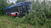 Šest lidí utrpělo zranění při čelním střetu příměstského kloubového autobusu a osobního auta, k němuž došlo v úterý na staré mladoboleslavské silnici II/610.