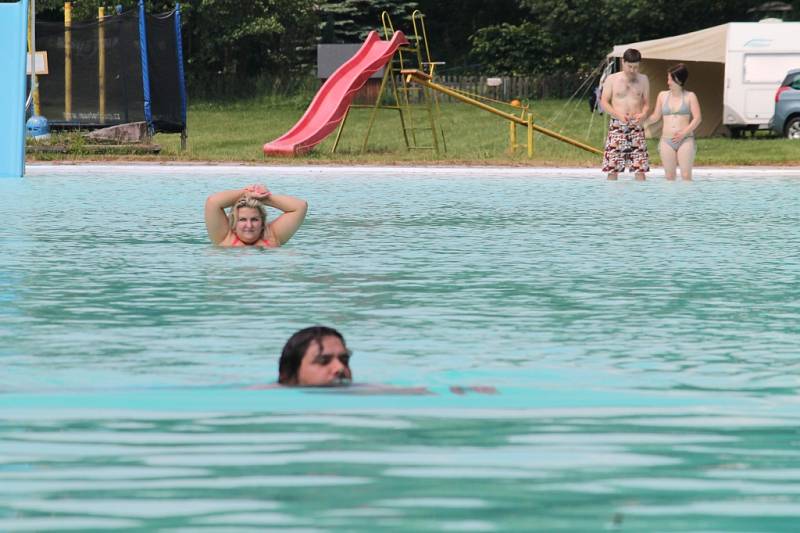 Koupaliště v Klášteře nad Jizerou se v sobotu odpoledne pomalu plnilo