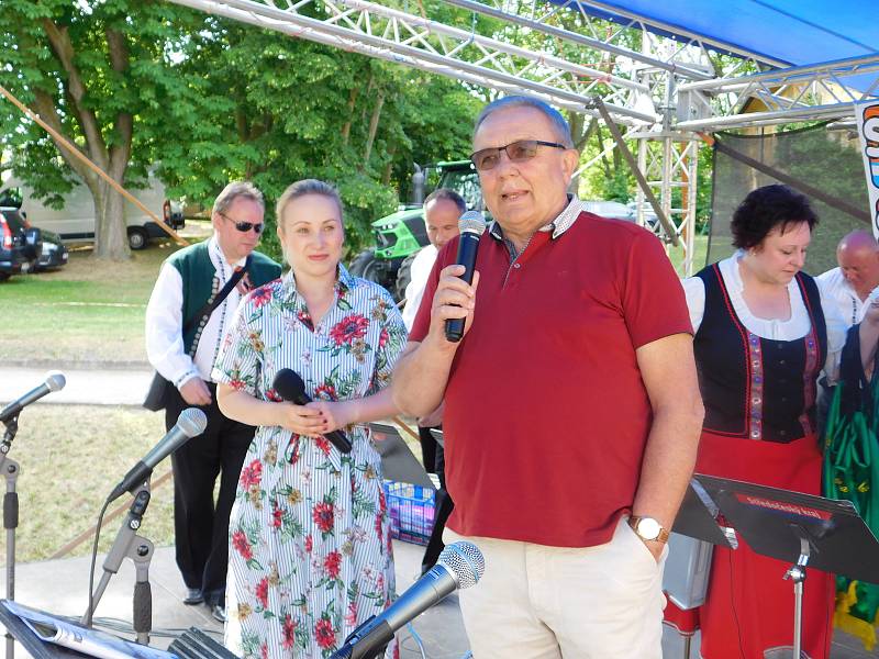 Za krásného počasí a za účasti stovek diváků se v zámeckém areálu uskutečnila tradiční Vtelenská Dechparáda.