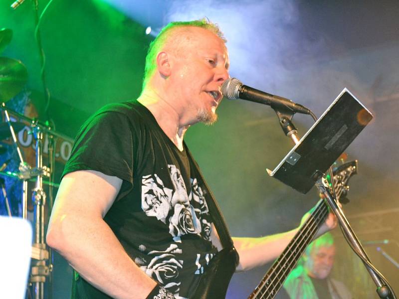 Z koncertu kapely Diskant v mnichovohradišťském klubu Rock Posilovna.