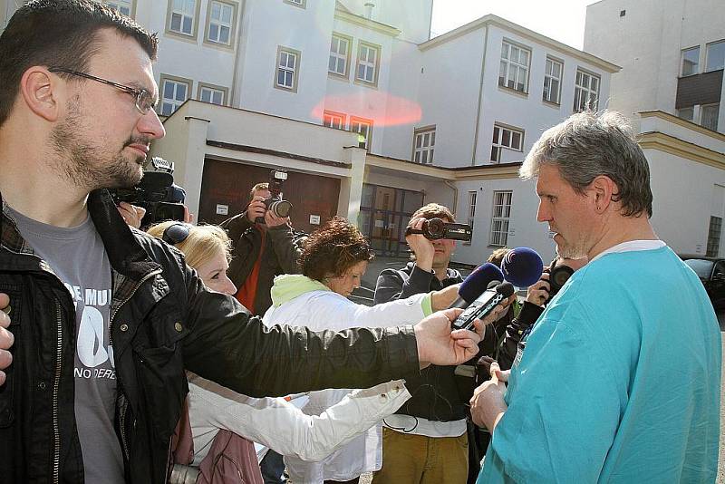 Novináři se sesypali na jednoho z protestujících lékařů Jiřího Nováčka.