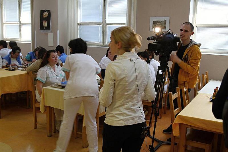 Lékaři a další zdravotní personál se sešli na protestu v jídelně nemocnice.