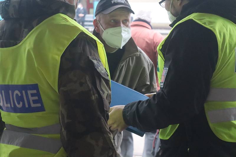 Policie, strážníci i vojáci. Ti všichni dohlédli na dodržování opatření.