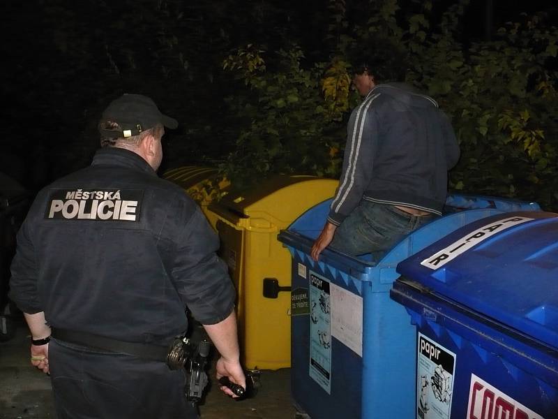 Přestože mohl strávit noc v pohodlí domova, zvolil raději kontejner na papír. Hrozilo mu sešrotování.