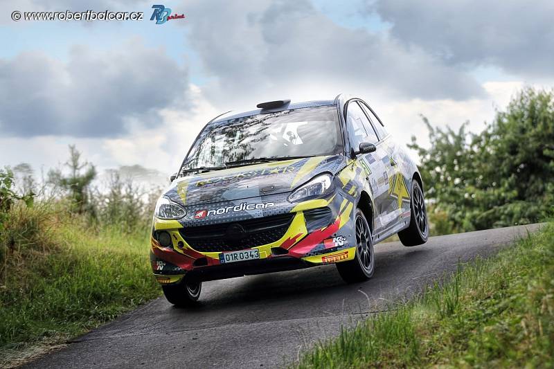 Svoji letošní premiérovou rallyovou sezónu absolvuje Dominik Nwelati. Se spolujezdcem Jiřím Strossem a vozem Opel Adam R2 dokončili po domácí Rally Bohemia i Bohemia Drive Rally Příbram.