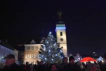 V Mladé Boleslavi na Staroměstském náměstí od neděle svítí patnáctimetrový smrk.