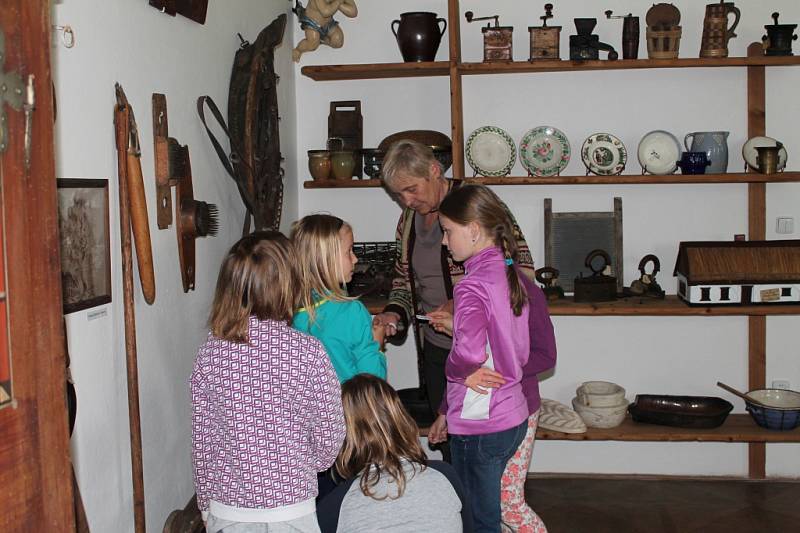 Školáci vyměnili třídu za muzeum a poznávali archeologii, ptáky v Drábských světničkách i stará řemesla a nástroje