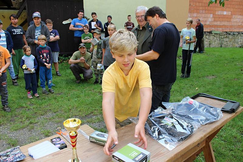 Tři desítky dětí proseděly velkou část soboty u Jizery, kde se konaly závody registrovaných i neregistrovaných rybářů.