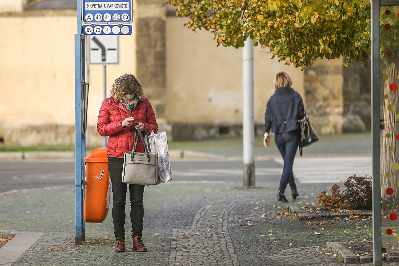 Boleslavská autobusová zastávka "9. května, U parkoviště" ve čtvrtek 22. října 2020.