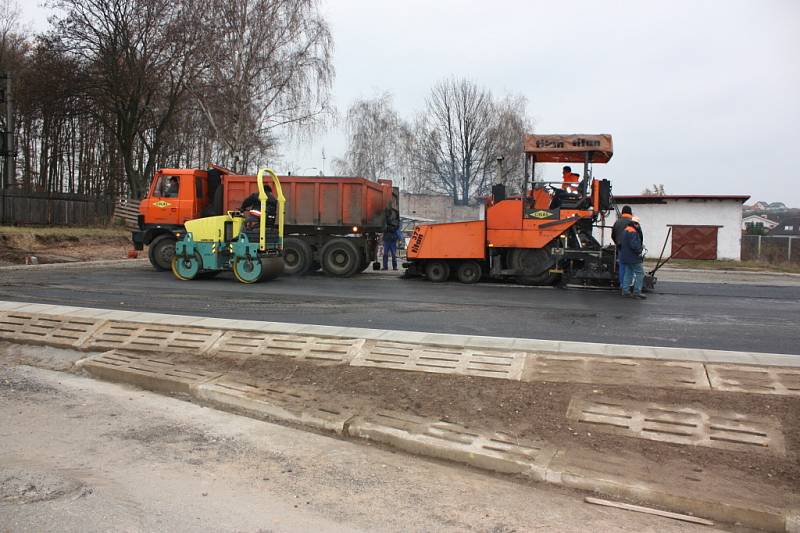 Nový skatepark bude v areálu betonárky na Radouči. V současné době zde probíhá asfaltování a začne montáž překážek.