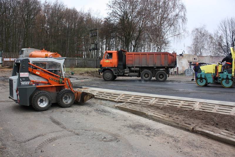 Nový skatepark bude v areálu betonárky na Radouči. V současné době zde probíhá asfaltování a začne montáž překážek.