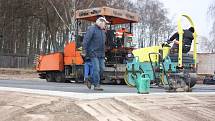 Nový skatepark bude v areálu betonárky na Radouči. V současné době zde probíhá asfaltování a začne montáž překážek.