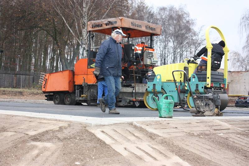 Nový skatepark bude v areálu betonárky na Radouči. V současné době zde probíhá asfaltování a začne montáž překážek.