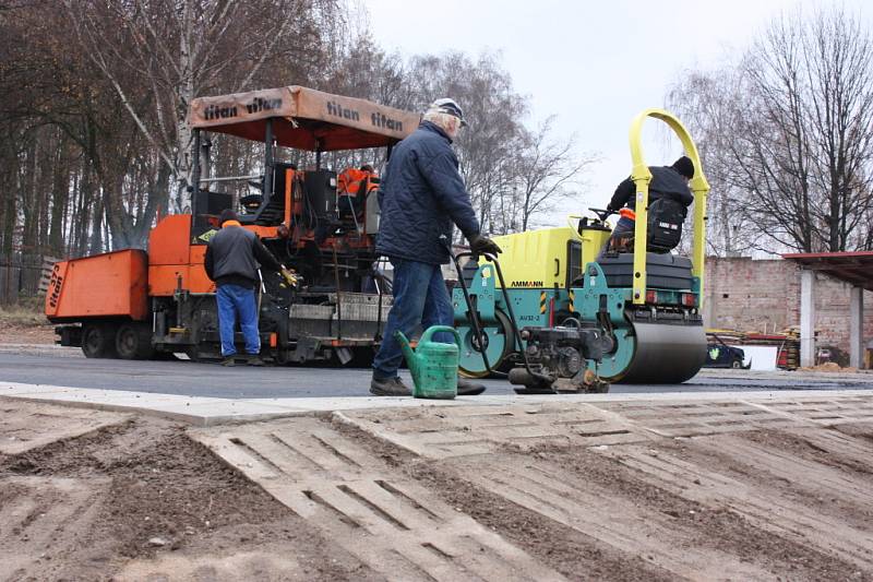 Nový skatepark bude v areálu betonárky na Radouči. V současné době zde probíhá asfaltování a začne montáž překážek.