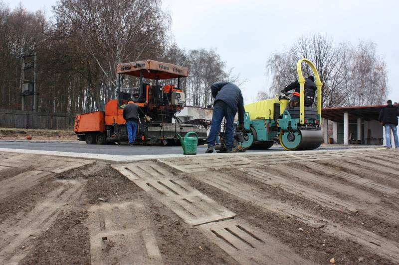 Nový skatepark bude v areálu betonárky na Radouči. V současné době zde probíhá asfaltování a začne montáž překážek.