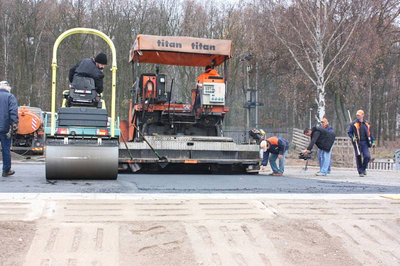 Nový skatepark bude v areálu betonárky na Radouči. V současné době zde probíhá asfaltování a začne montáž překážek.