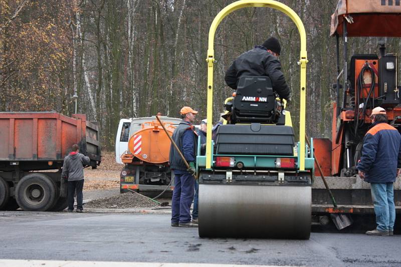 Nový skatepark bude v areálu betonárky na Radouči. V současné době zde probíhá asfaltování a začne montáž překážek.