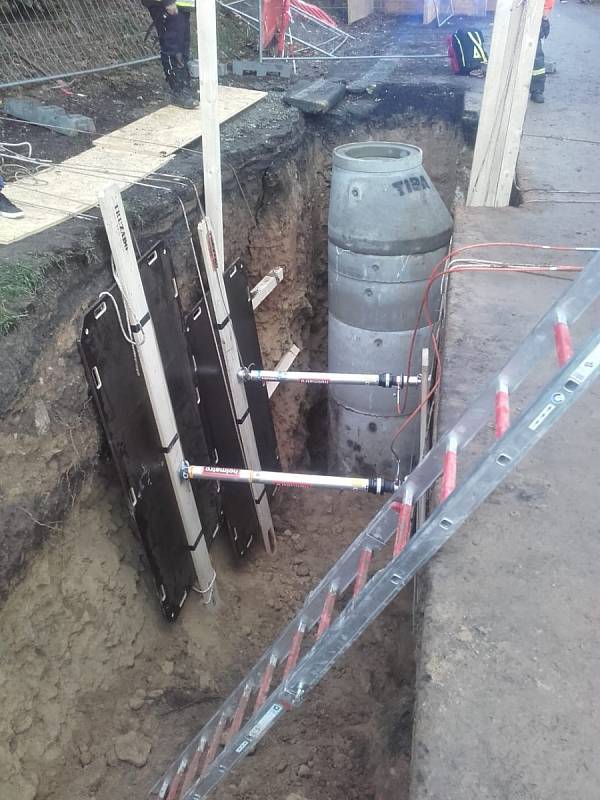 Záchrana zavaleného dělníka v hlubokém výkopu pro kanalizaci v obci Krnsko.
