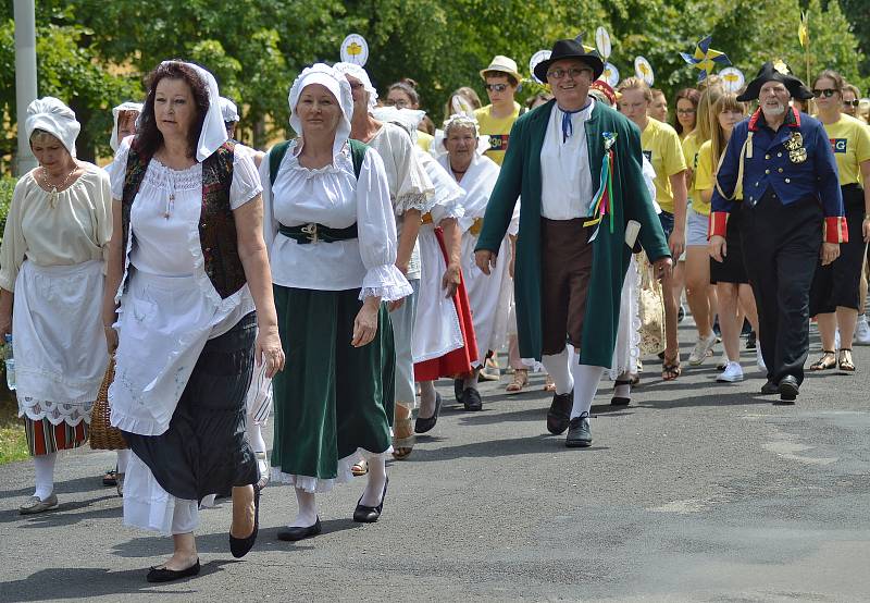 Navzdory horkému a dusnému sobotnímu počasí vyrazilo do ulic Kosmonos procesí v dobových barokních kostýmech, které tak připomnělo 330 let od založení tamní piaristické koleje.