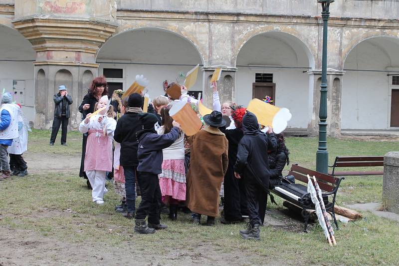 Masopustní průvod prošel Bělou a skončil v opravených prostorách zámku.