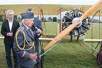 Na mladoboleslavském letišti byla v neděli slavnostně pokřtěna replika francouzského letadla z roku 1913 Caudron G3. Nadační fond letadla Metoda Vlacha stavěl tento stroj osm let a poprvé zde do oblak vzlétl na konci září.