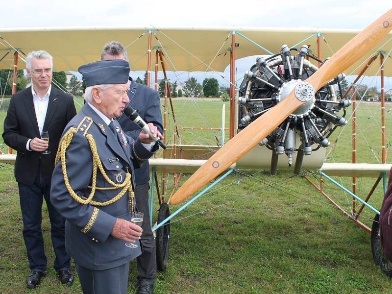 Na mladoboleslavském letišti byla v neděli slavnostně pokřtěna replika francouzského letadla z roku 1913 Caudron G3. Nadační fond letadla Metoda Vlacha stavěl tento stroj osm let a poprvé zde do oblak vzlétl na konci září.