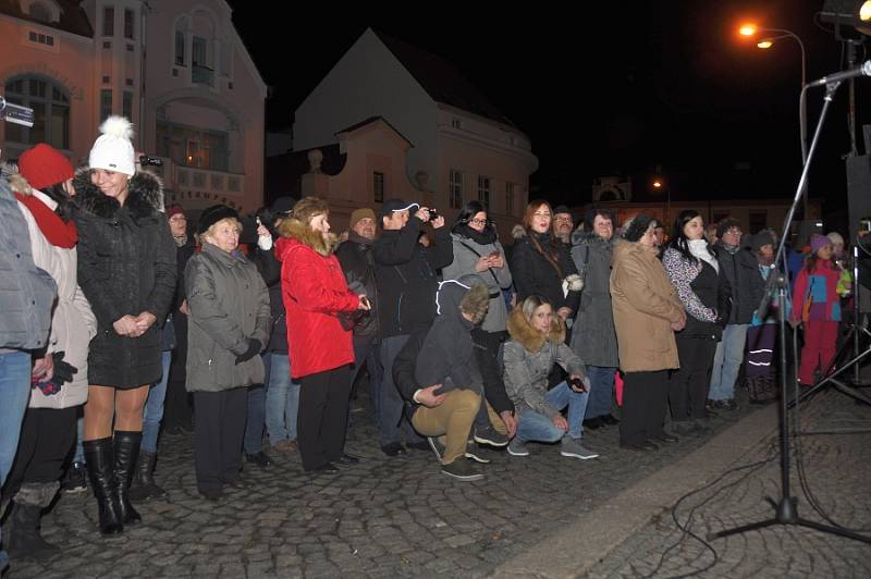 Štědrovečerní zpívání na Masarykově náměstí v Mnichově Hradišti.