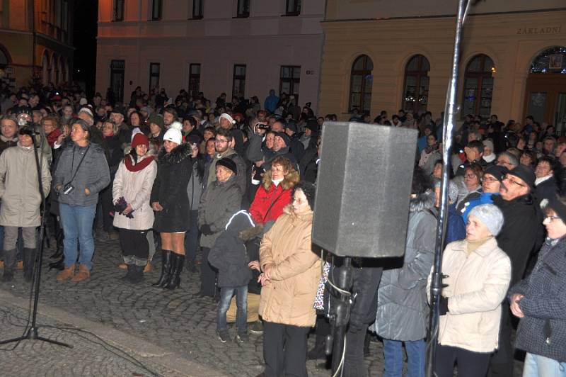 Štědrovečerní zpívání na Masarykově náměstí v Mnichově Hradišti.