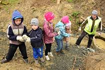Děti z dolnobousovského přírodovědného kroužku pomáhaly vylepšovat studánku v Rohatsku