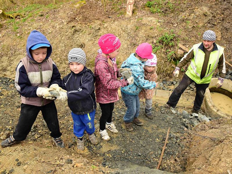 Děti z dolnobousovského přírodovědného kroužku pomáhaly vylepšovat studánku v Rohatsku