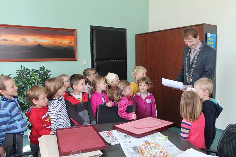 Děti z MŠ Jaselská v Mnichově Hradišti navštívily starosto Ondřeje Lochmana