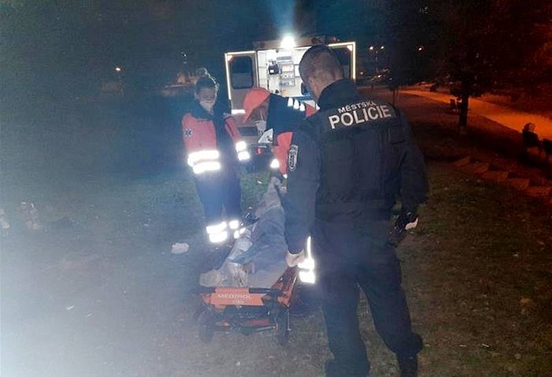 Strážníci objevili čerstvě plnoletou dívku v parku namol opilou.