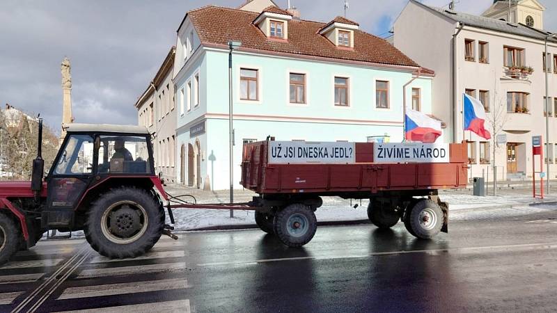 S traktory a přívěsy, které byly vyzdobeny hesly a českými vlajkami, vyrazila část zemědělců z několika míst v kolonách do Mladé Boleslavi. Foto: archiv J. Lojdy