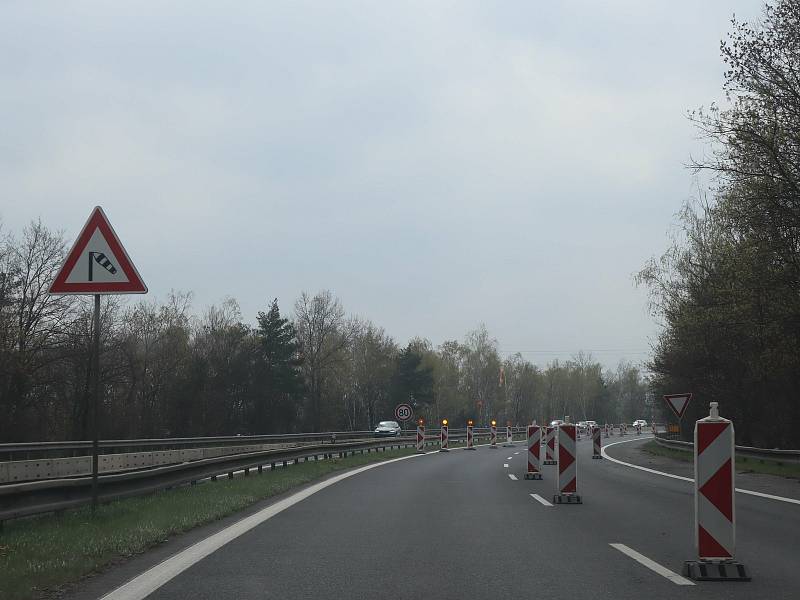 Oprava mostu a s tím spojené zúžení na dálnici D10 mezi Prahou a Mladou Boleslaví - na úrovni sjezdu ke Staré Boleslavi.