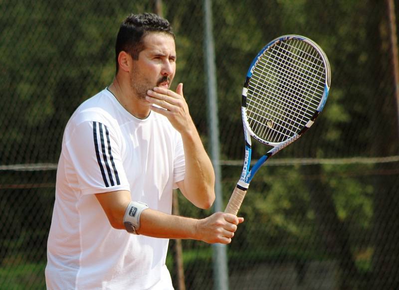 Rekordní počet 25 dvojic se pustil do tenisového turnaje Vrabec Cup, jehož sedmý ročník se uskutečnil na tenisových kurtech v Bakově nad Jizerou. 