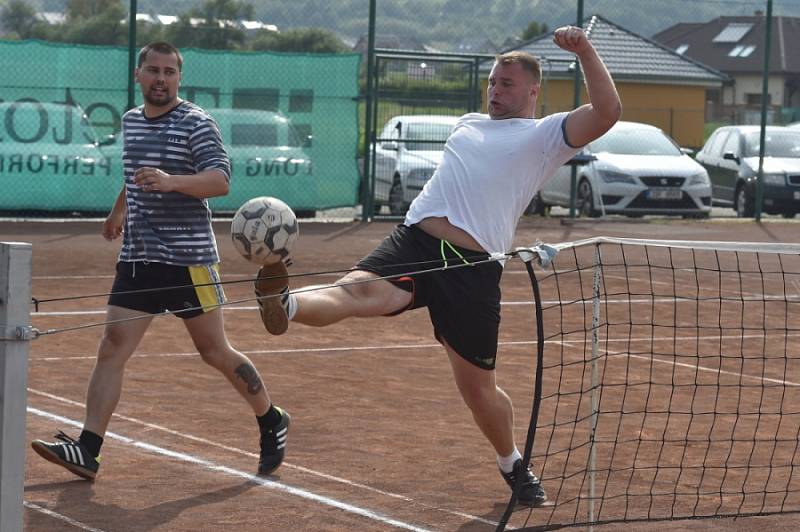 Ve Sportovním areálu Kolomuty se uskutečnil o víkendu nohejbalový turnaj trojic - 10. ročník Helada Cup, kterého se zúčastnilo 31 hráčů, 10 týmů. 