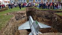S hodně netradičním projektem přišel britský umělec Roger Hiorns. Rozhodl se v Dolních Břežanech u Prahy pohřbít legendární stíhačku MiG 21. 