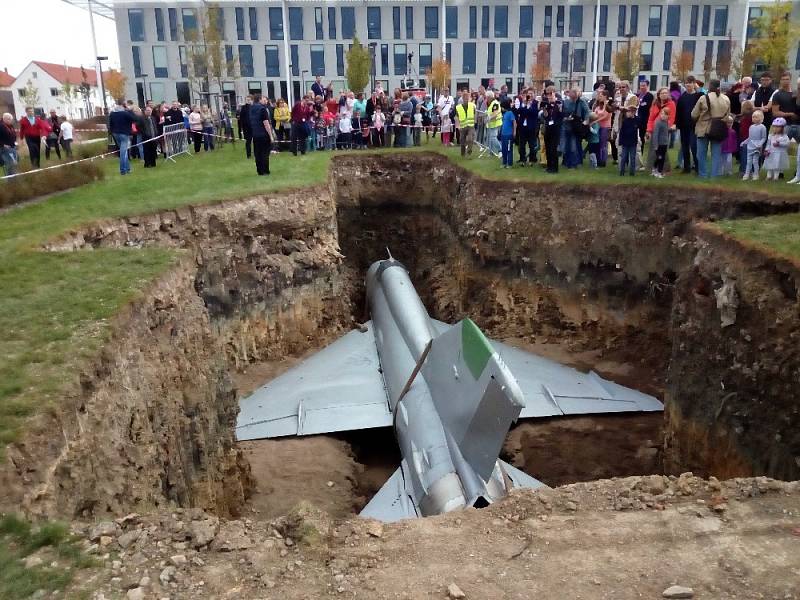 S hodně netradičním projektem přišel britský umělec Roger Hiorns. Rozhodl se v Dolních Břežanech u Prahy pohřbít legendární stíhačku MiG 21. 