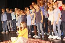Děti z pěveckého sboru Paprsek zpívají soutěžní píseň Létající koberec