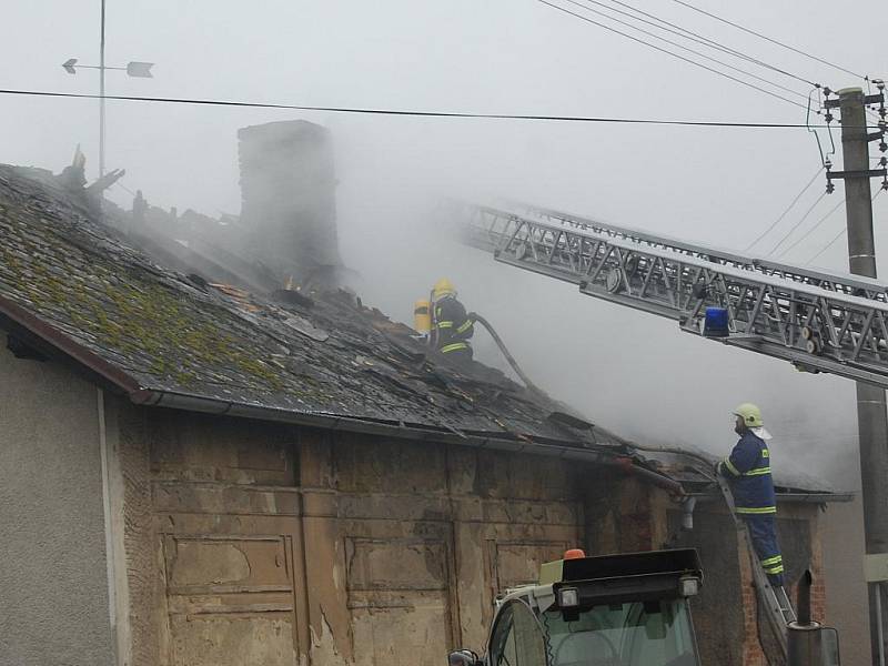 Požár objektu bývalé autodílny v Bukovně.