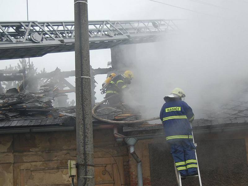 Požár objektu bývalé autodílny v Bukovně.