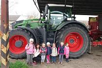 Děti ze školky v Bakově nad Jizerou navštívily kravín v Semčicích