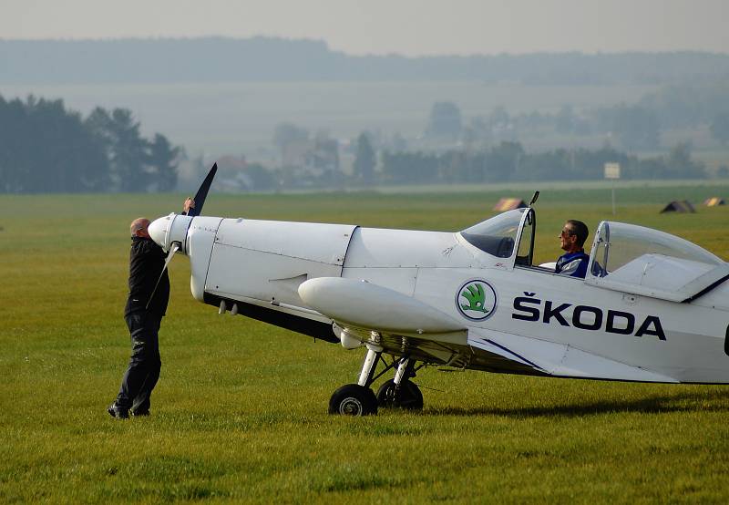 Na letiště v Mladé Boleslavi se v sobotu konal už čtvrtý ročník letecké akrobacie bezmotorových kluzáků. Dorazilo tam na pětadvacet pilotů.