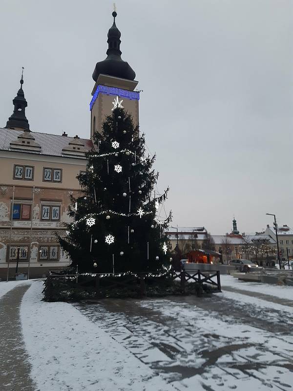 Stromeček na Staroměstském náměstí v Mladé Boleslavi (Advent 2020).