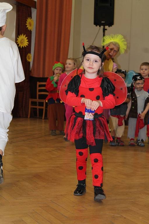 Dětské maškarní v Březovicích přilákalo přes třicet ratolestí v maskách a kostýmech