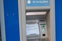 Bankomat, kde byla nalezena čtečka karet a minikamera.