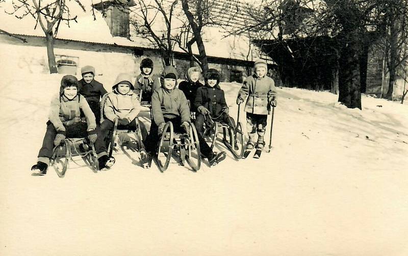 V obci Olšovec byl v roce 1962 oblíbeným místem pro sáňkaře Humplíkův kopec v blízkosti základní školy